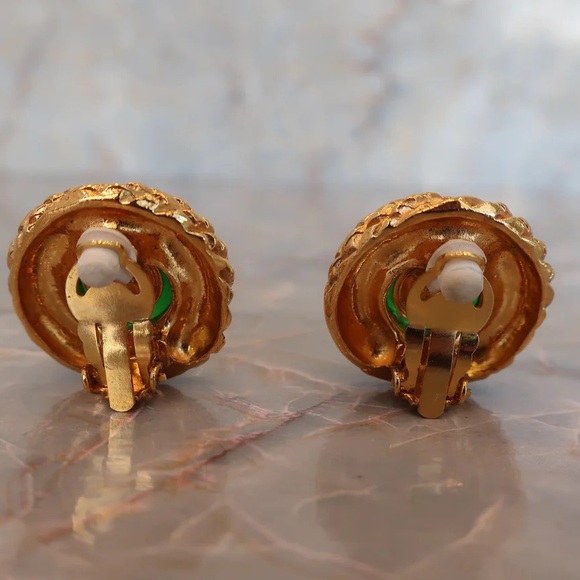Chanel vintage gripoix faux emerald earrings - Picture 2 of 8